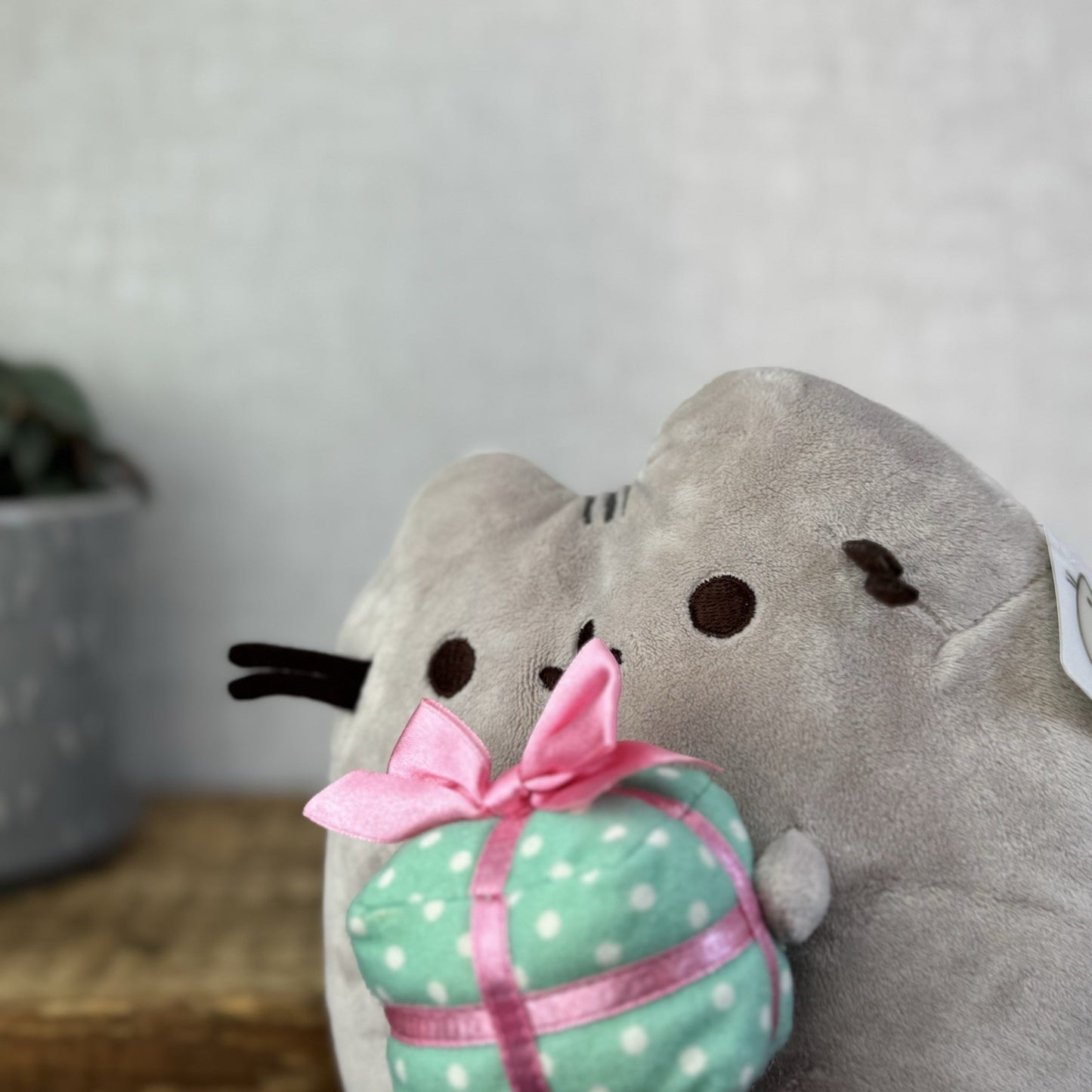 Gund Pusheen Cat - Gift Pusheen, Cat With A Present Plush 8" New Tagged