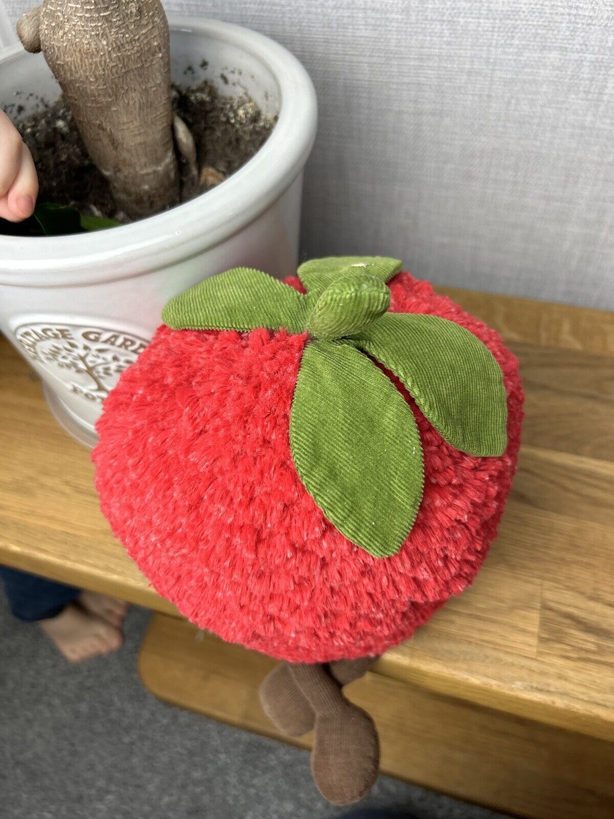 Jellycat Amuseables Strawberry Large - OG Strawberry - Large (4 Leaves)