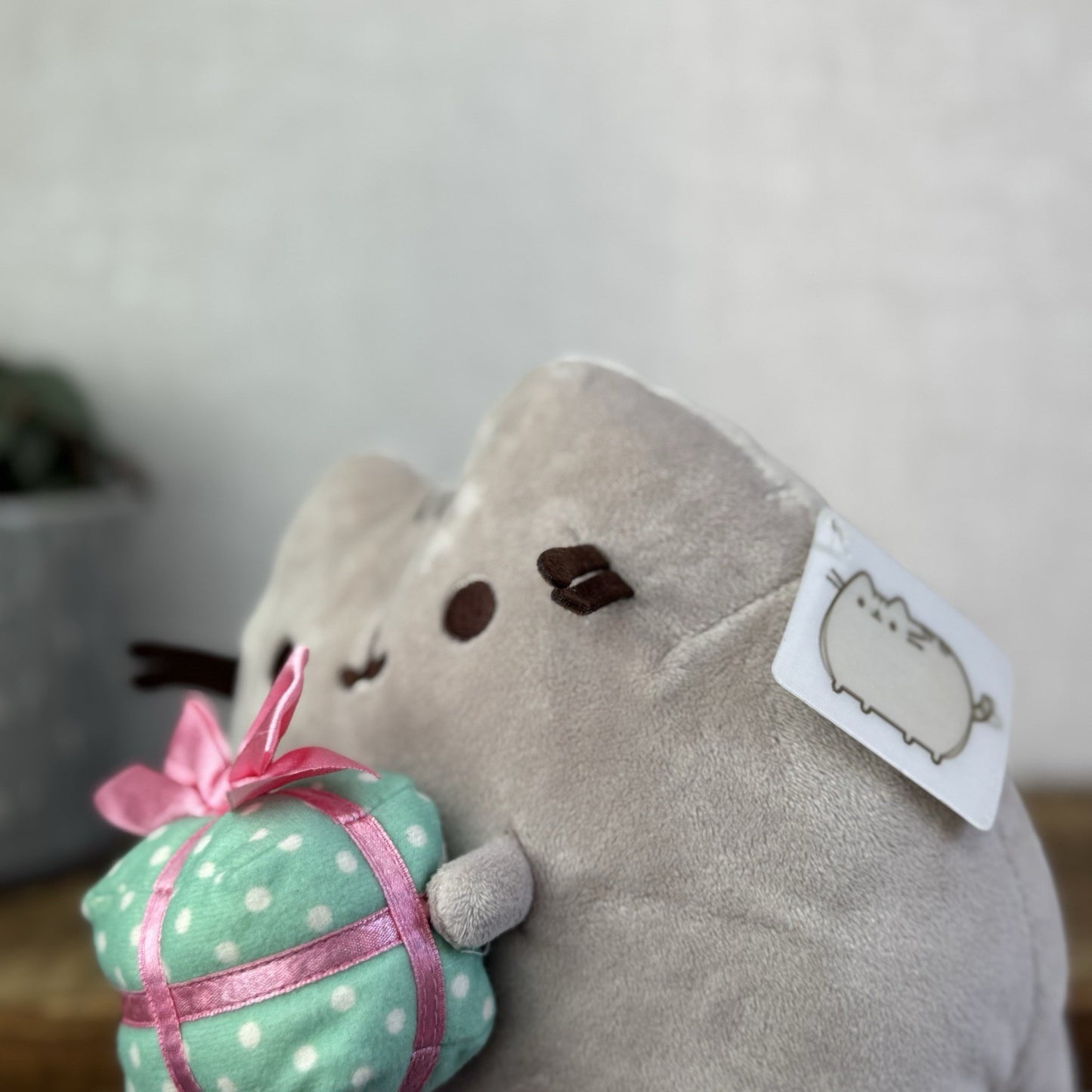Gund Pusheen Cat - Gift Pusheen, Cat With A Present Plush 8" New Tagged