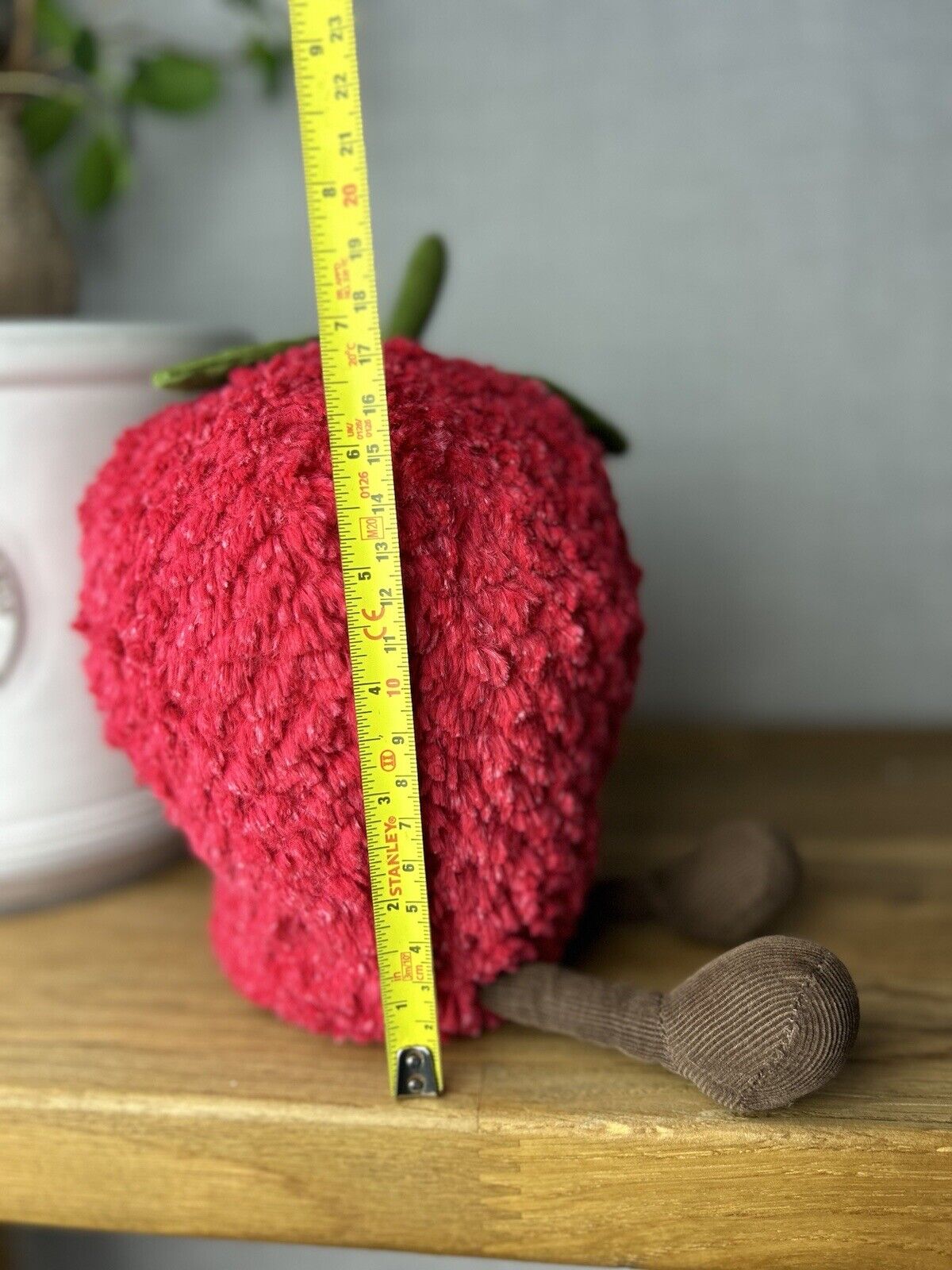 Jellycat Amuseables Strawberry Large - OG Strawberry - Large (4 Leaves)