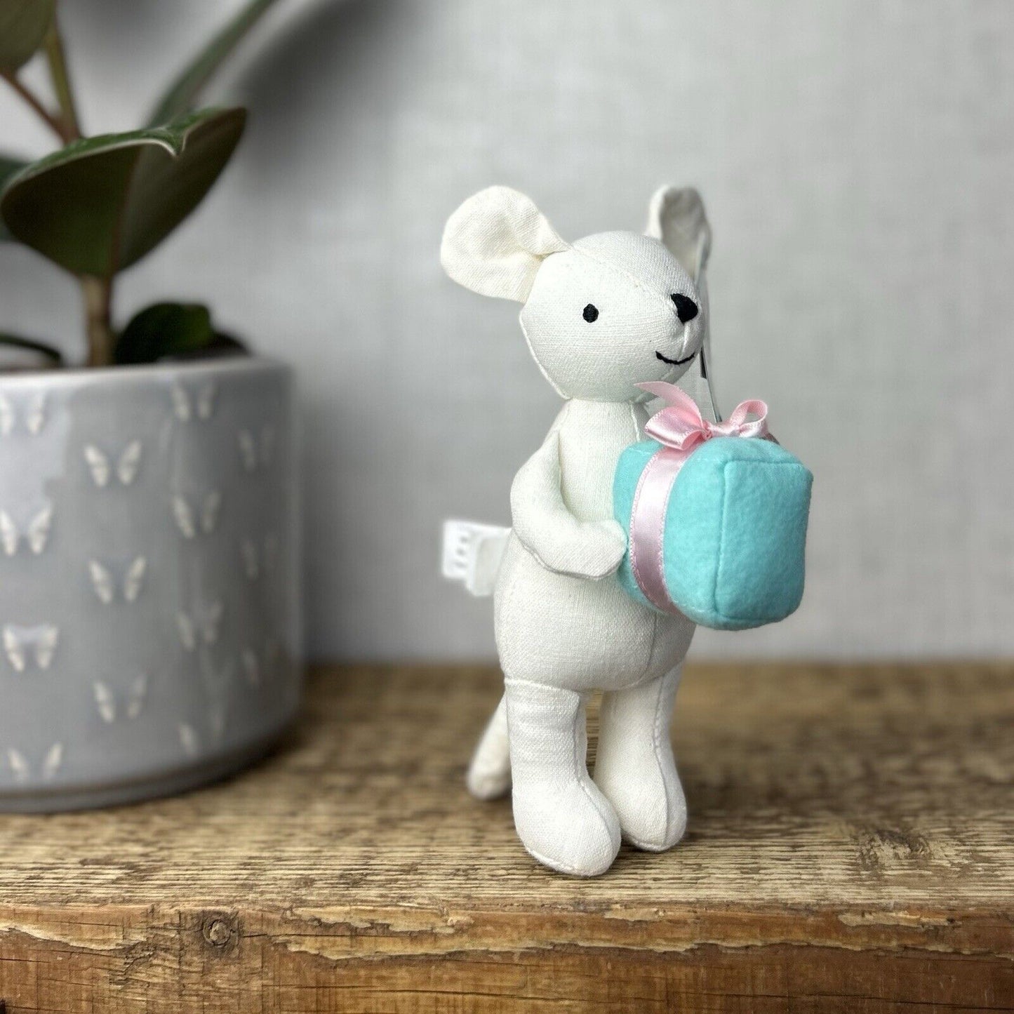 Jellycat Mini Messenger Mouse - Mouse With A Present - Mouse Tiny White - NEW