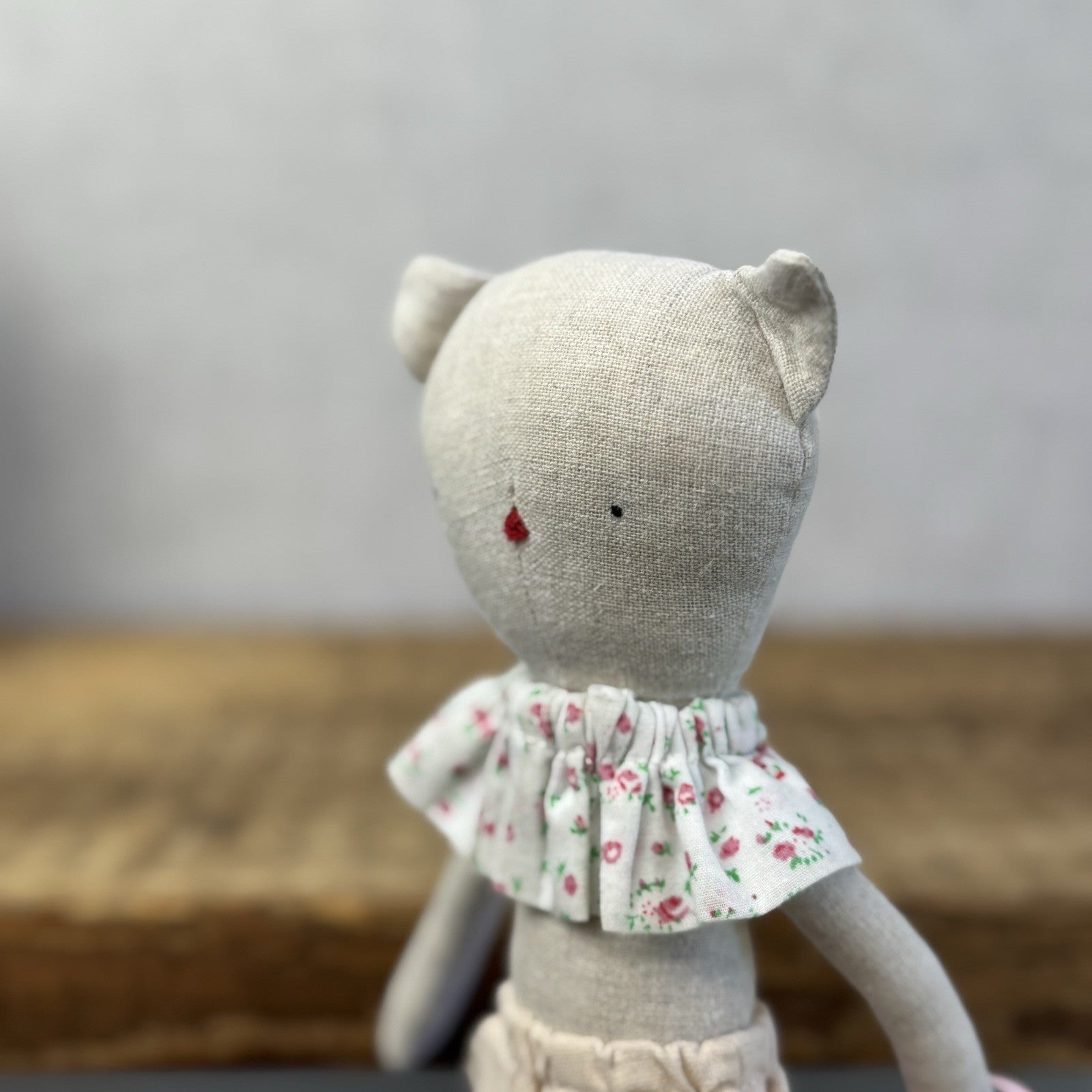 Mini Pickles Kitten - Small Linen Kitten In Shorts & Frilly Neck Piece 9"