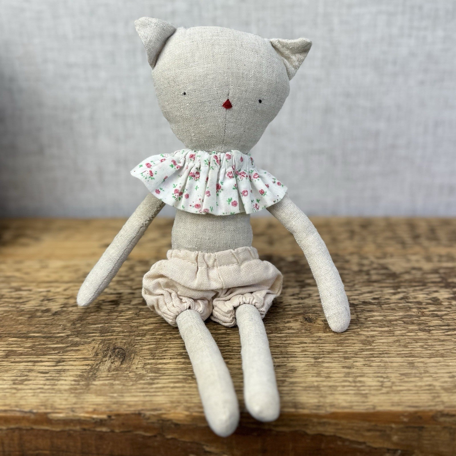 Mini Pickles Kitten - Small Linen Kitten In Shorts & Frilly Neck Piece 9"