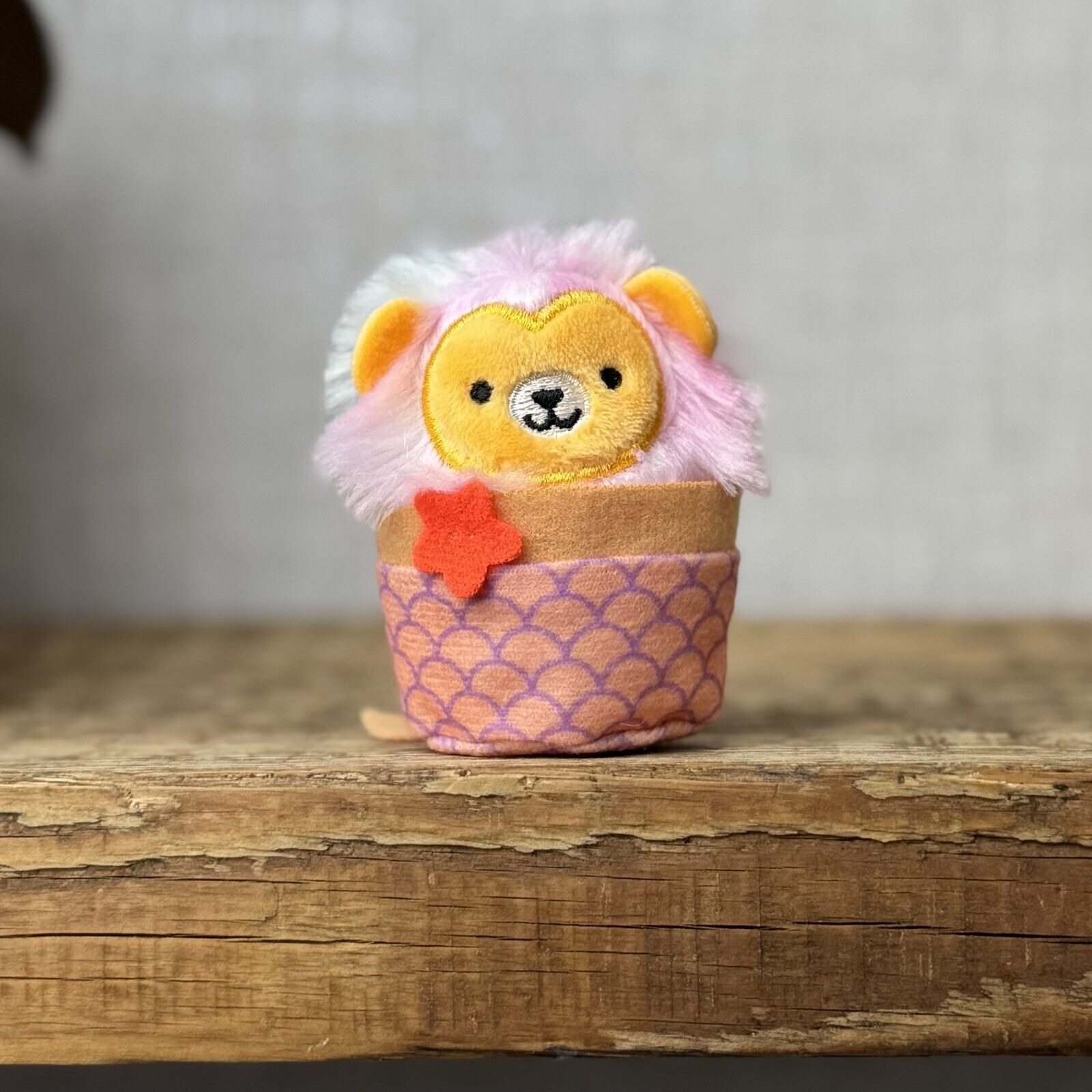 Squishmallow Squishville - Leonard Lion Pink Mane In Accessory Squishmallows 2"