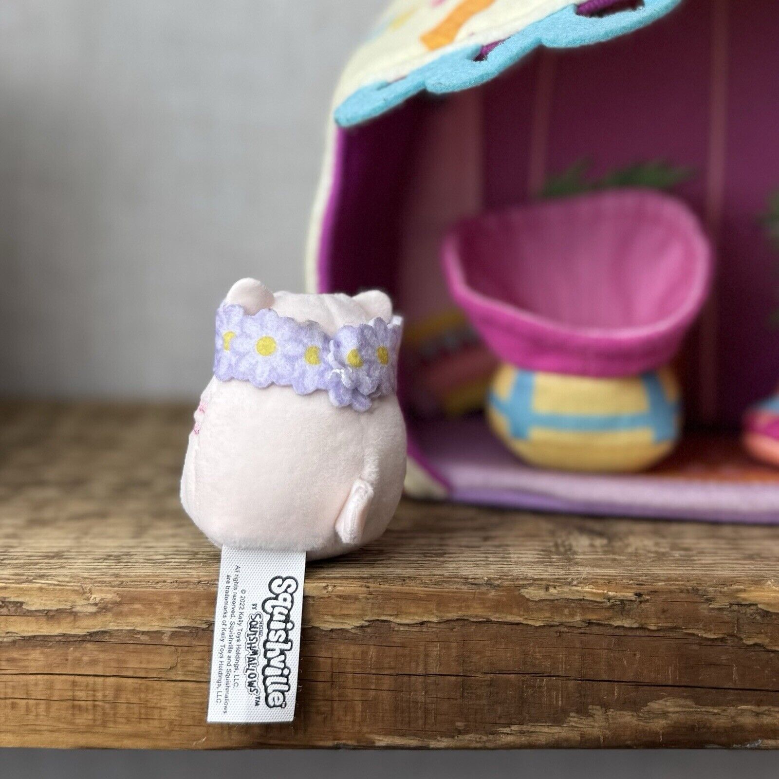 Squishmallow Squishville Deluxe Glamping/Camping Play Scene - Paulita Pink Cat