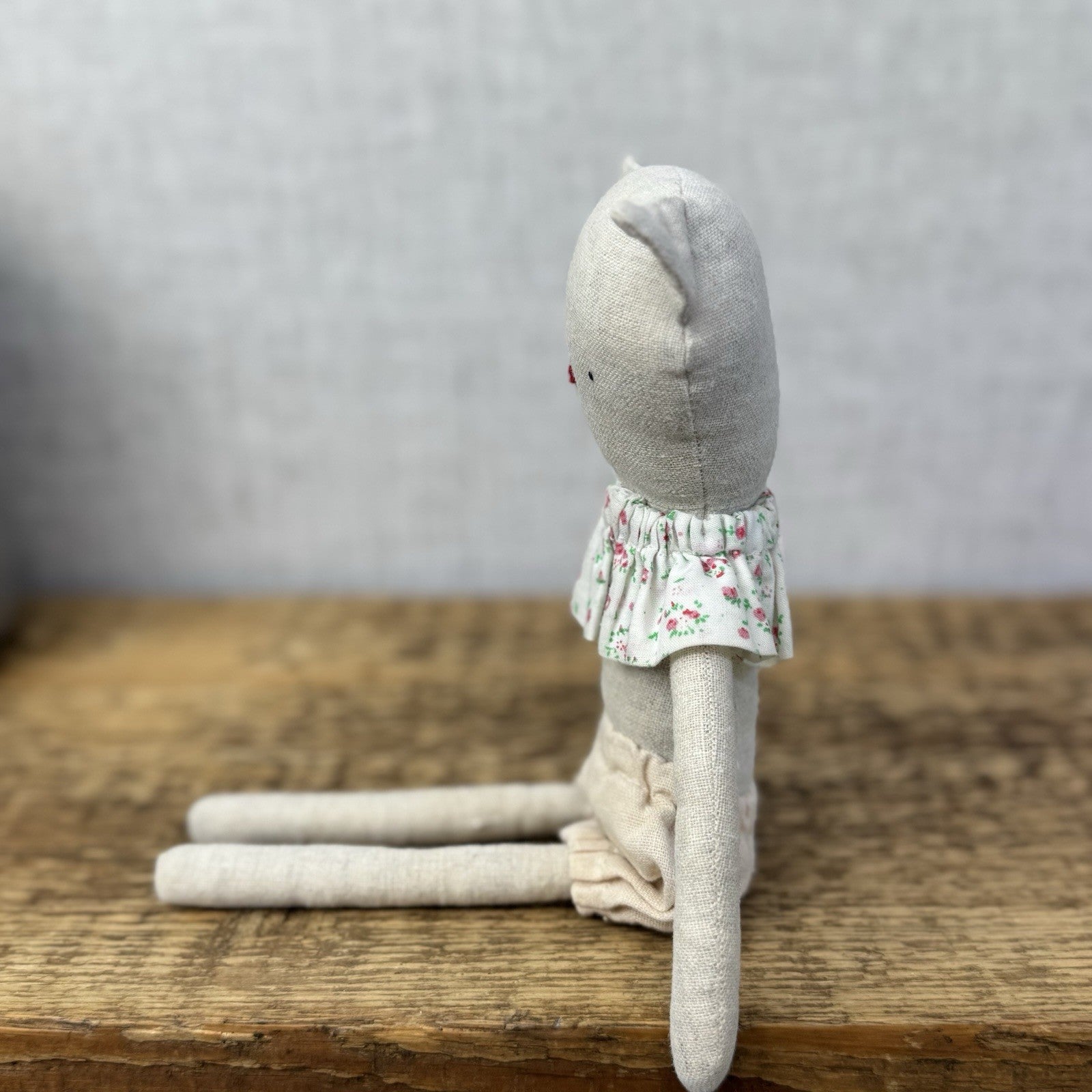 Mini Pickles Kitten - Small Linen Kitten In Shorts & Frilly Neck Piece 9"