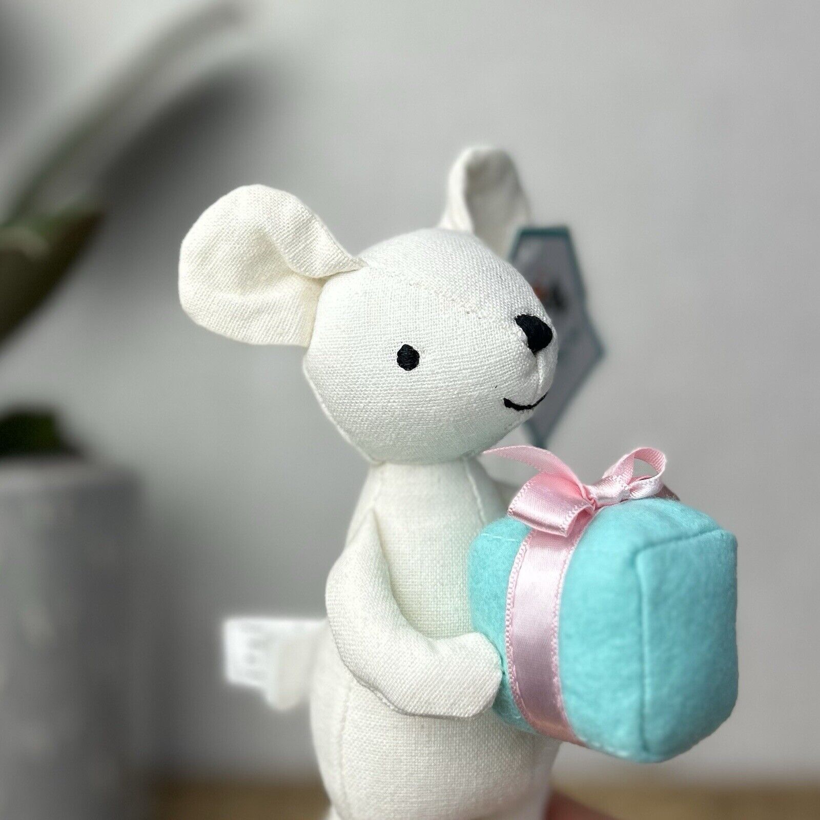 Jellycat Mini Messenger Mouse - Mouse With A Present - Mouse Tiny White - NEW
