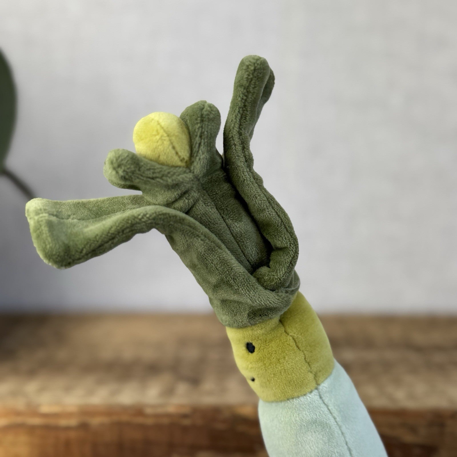 Jellycat Vivacious Veg Leek - Small Green Velour Beanie Vegetable Play 10"