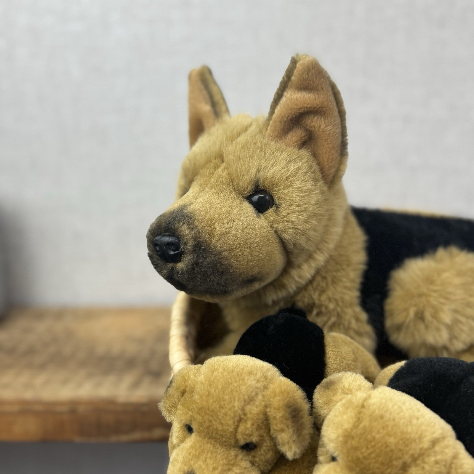 E&J Classics German Sheperd Mother & Puppy In Basket - New With Tags Rare