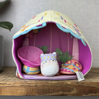 Squishmallow Squishville Deluxe Glamping/Camping Play Scene - Paulita Pink Cat