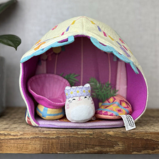 Squishmallow Squishville Deluxe Glamping/Camping Play Scene - Paulita Pink Cat