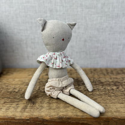 Mini Pickles Kitten - Small Linen Kitten In Shorts & Frilly Neck Piece 9"