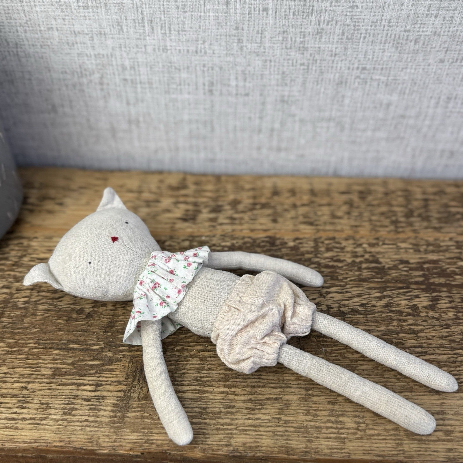 Mini Pickles Kitten - Small Linen Kitten In Shorts & Frilly Neck Piece 9"