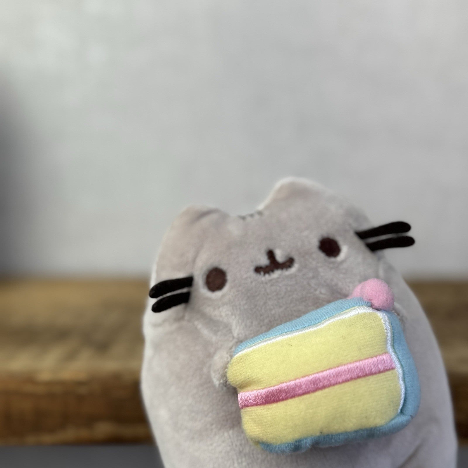 Gund Pusheen Cat - Birthday Cake Pusheen Small Soft Toy Cat With Cake 5"