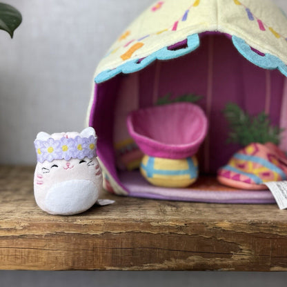 Squishmallow Squishville Deluxe Glamping/Camping Play Scene - Paulita Pink Cat