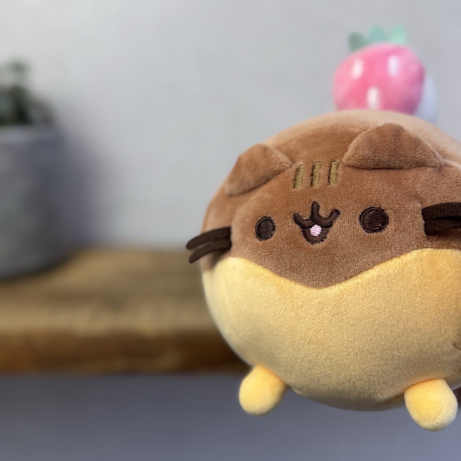 Gund Pusheen Cat - Pusheen Eclair Squisheen - New With Tags Collectible 10"