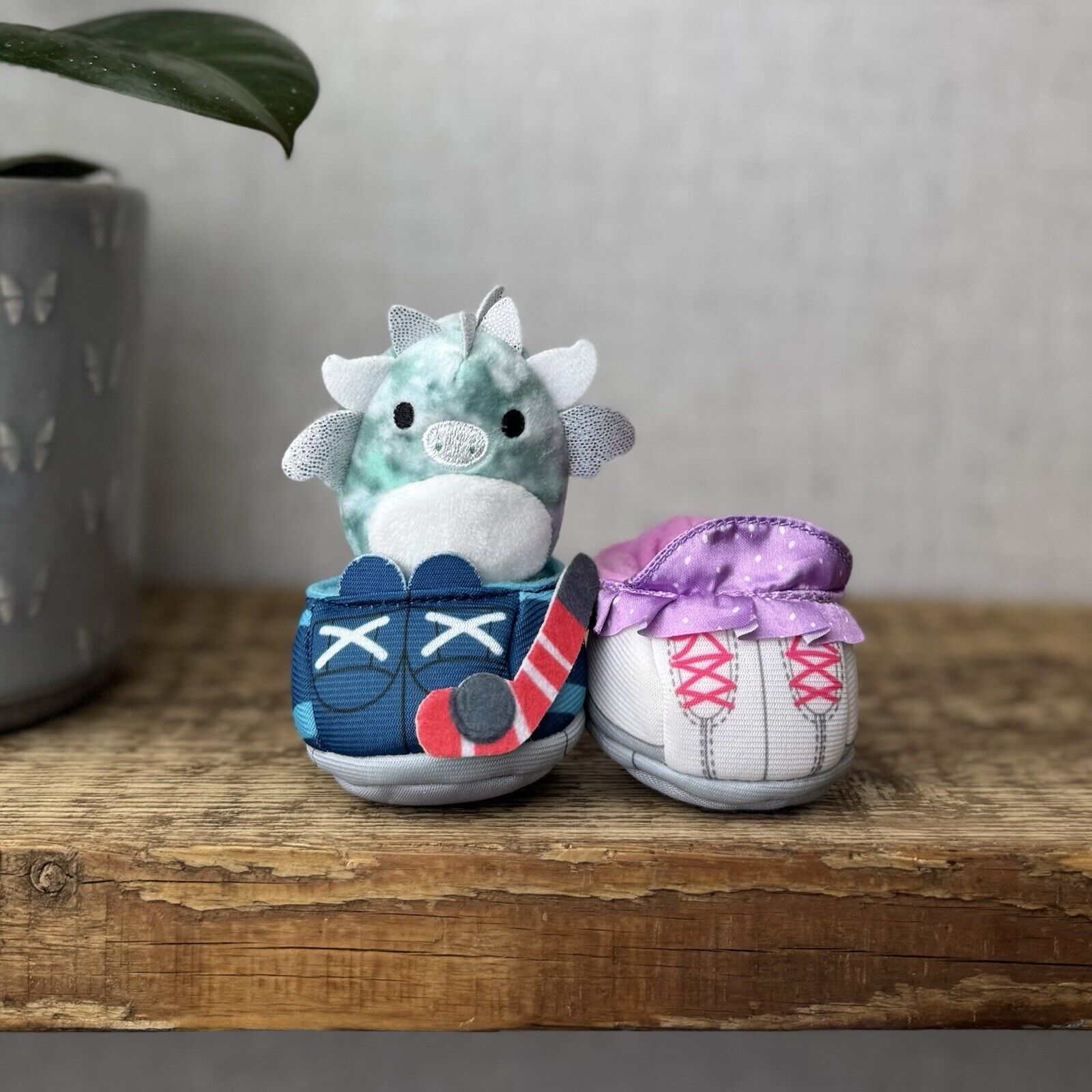 Squishmallow Squishville On Ice Accessory Set - Will Grey/Silver Dragon 2"