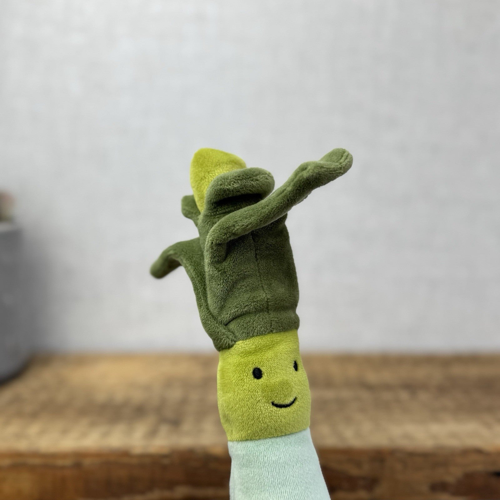 Jellycat Vivacious Veg Leek - Small Green Velour Beanie Vegetable Play 10" Tags