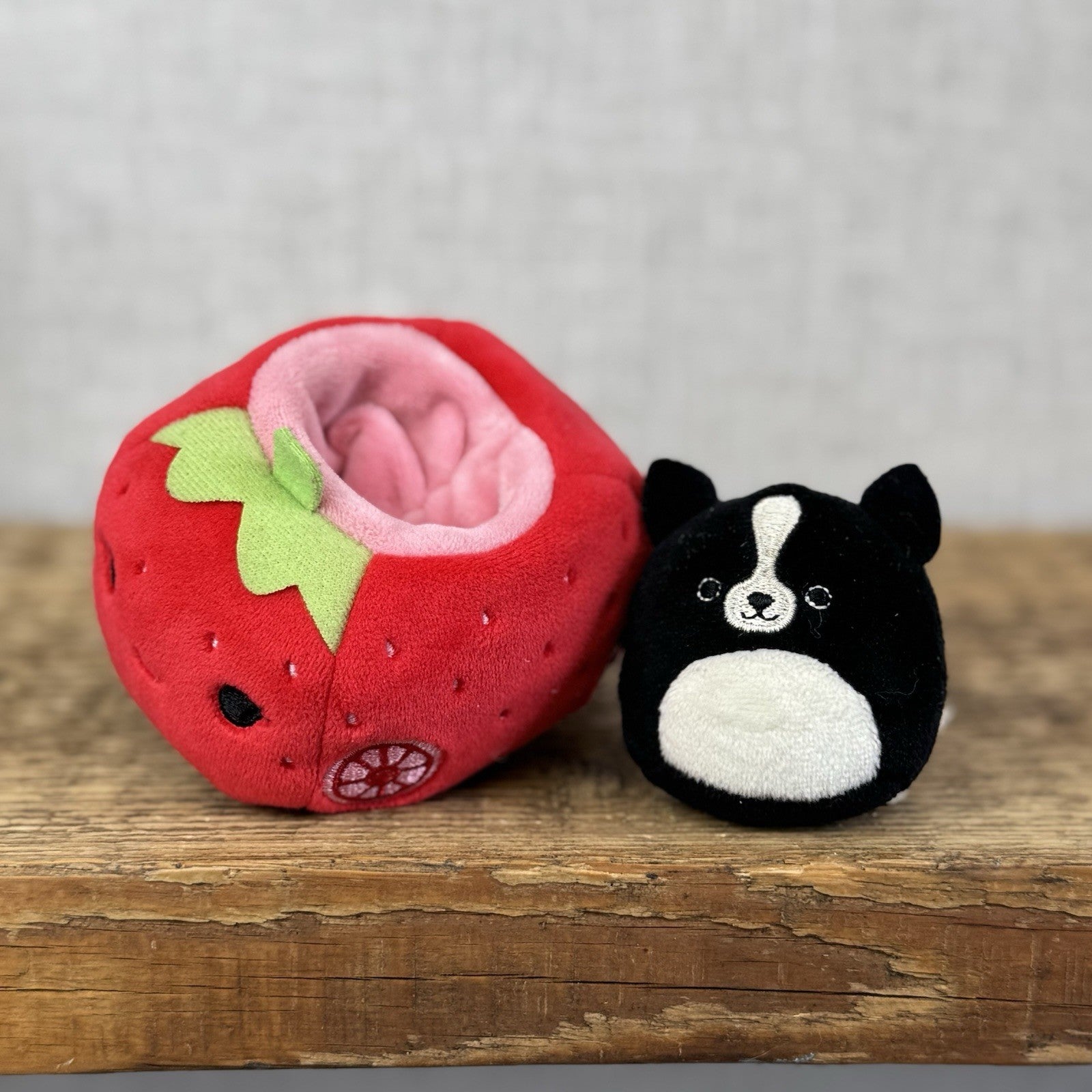 Squishmallow Squishville -Tommy Sv Strawberry Border Collie Dog Play Set Retired
