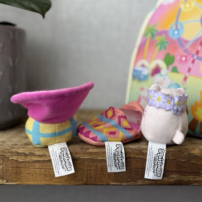 Squishmallow Squishville Deluxe Glamping/Camping Play Scene - Paulita Pink Cat