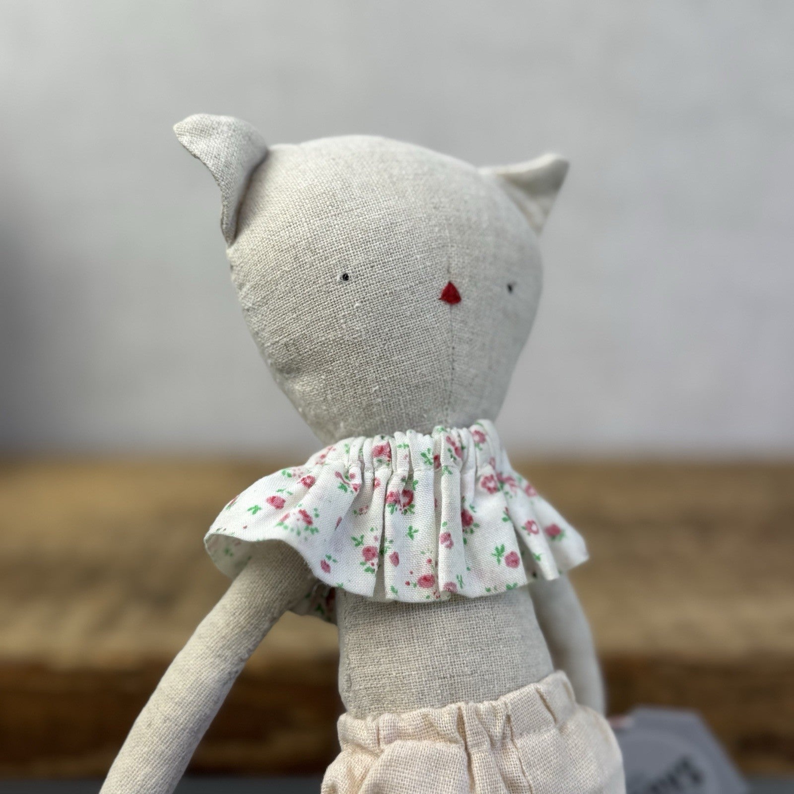 Mini Pickles Kitten - Small Linen Kitten In Shorts & Frilly Neck Piece 9"