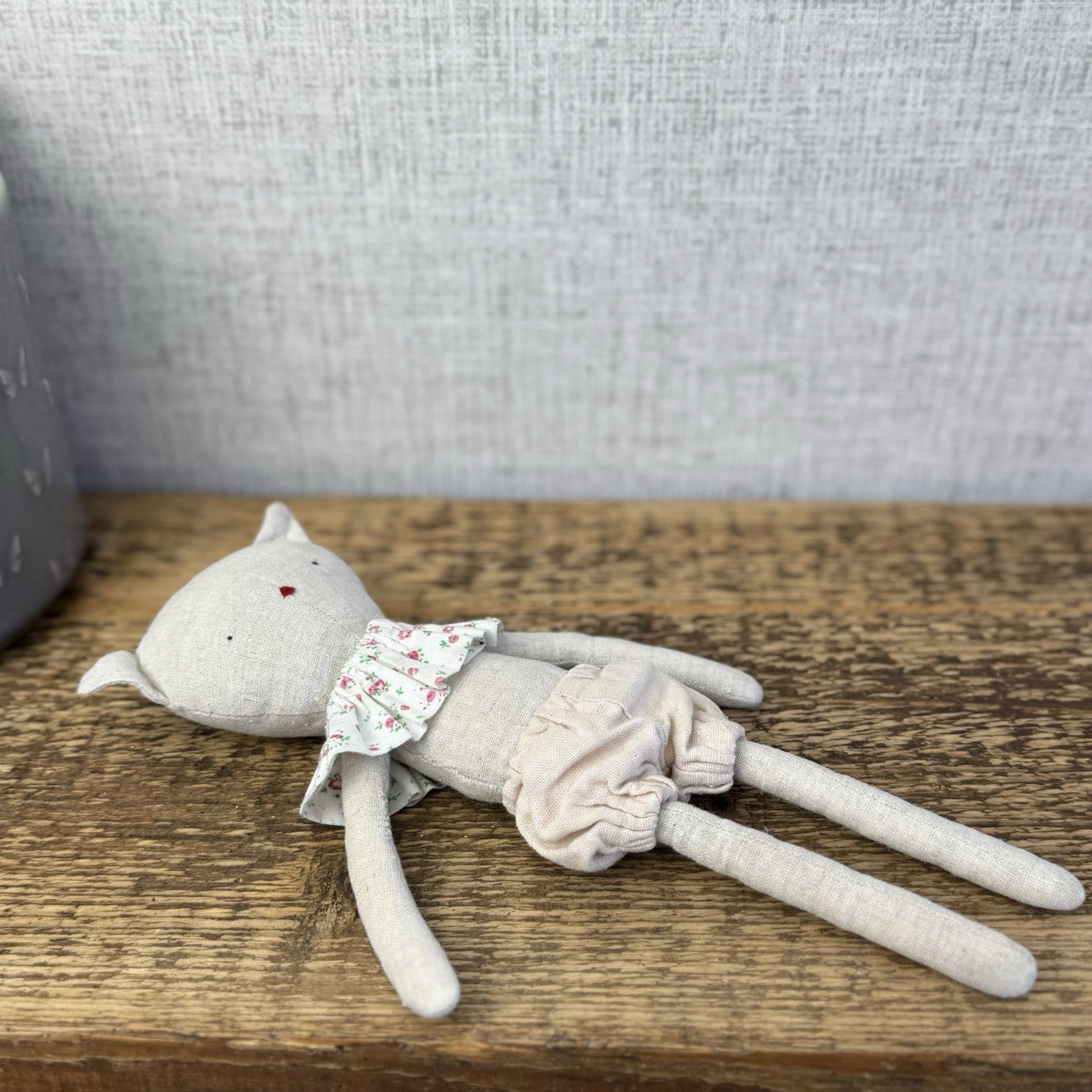 Mini Pickles Kitten - Small Linen Kitten In Shorts & Frilly Neck Piece 9"