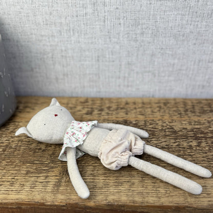 Mini Pickles Kitten - Small Linen Kitten In Shorts & Frilly Neck Piece 9"