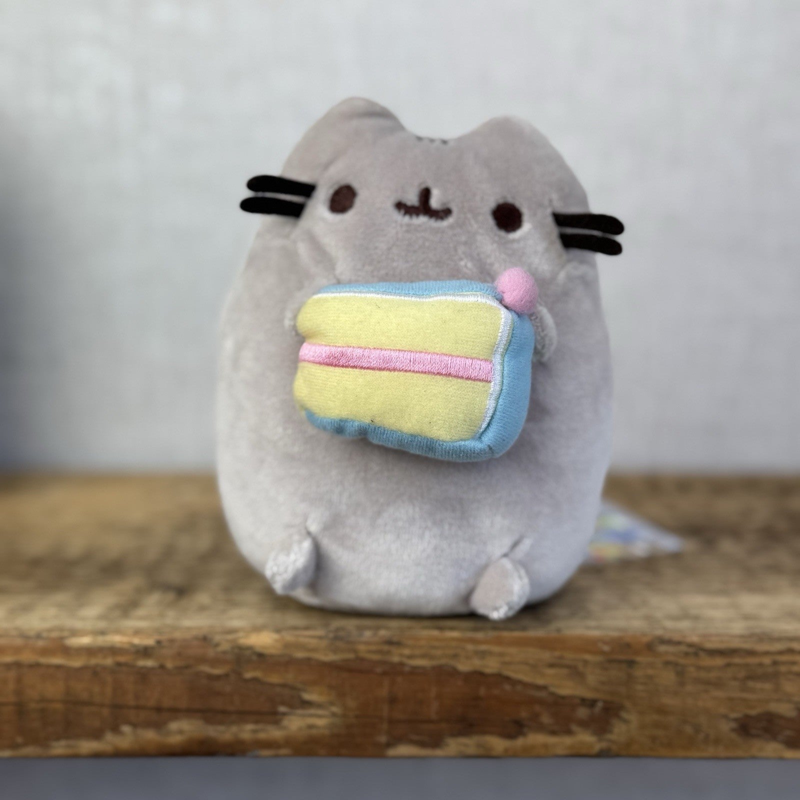 Gund Pusheen Cat - Birthday Cake Pusheen Small Soft Toy Cat With Cake 5"