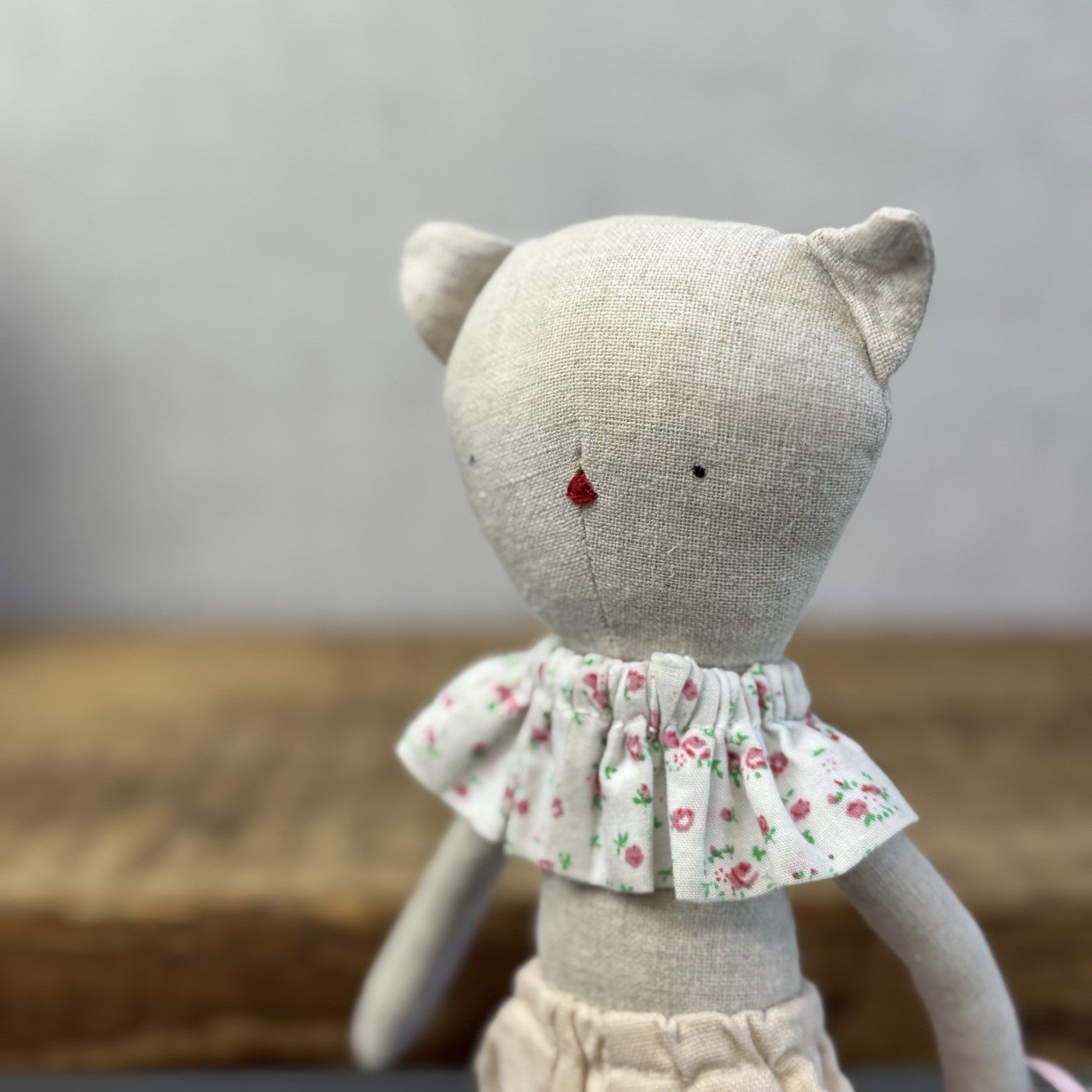 Mini Pickles Kitten - Small Linen Kitten In Shorts & Frilly Neck Piece 9"