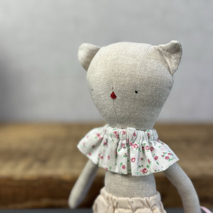 Mini Pickles Kitten - Small Linen Kitten In Shorts & Frilly Neck Piece 9"