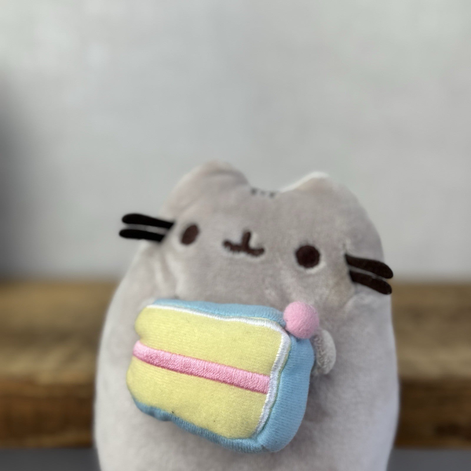 Gund Pusheen Cat - Birthday Cake Pusheen Small Soft Toy Cat With Cake 5"