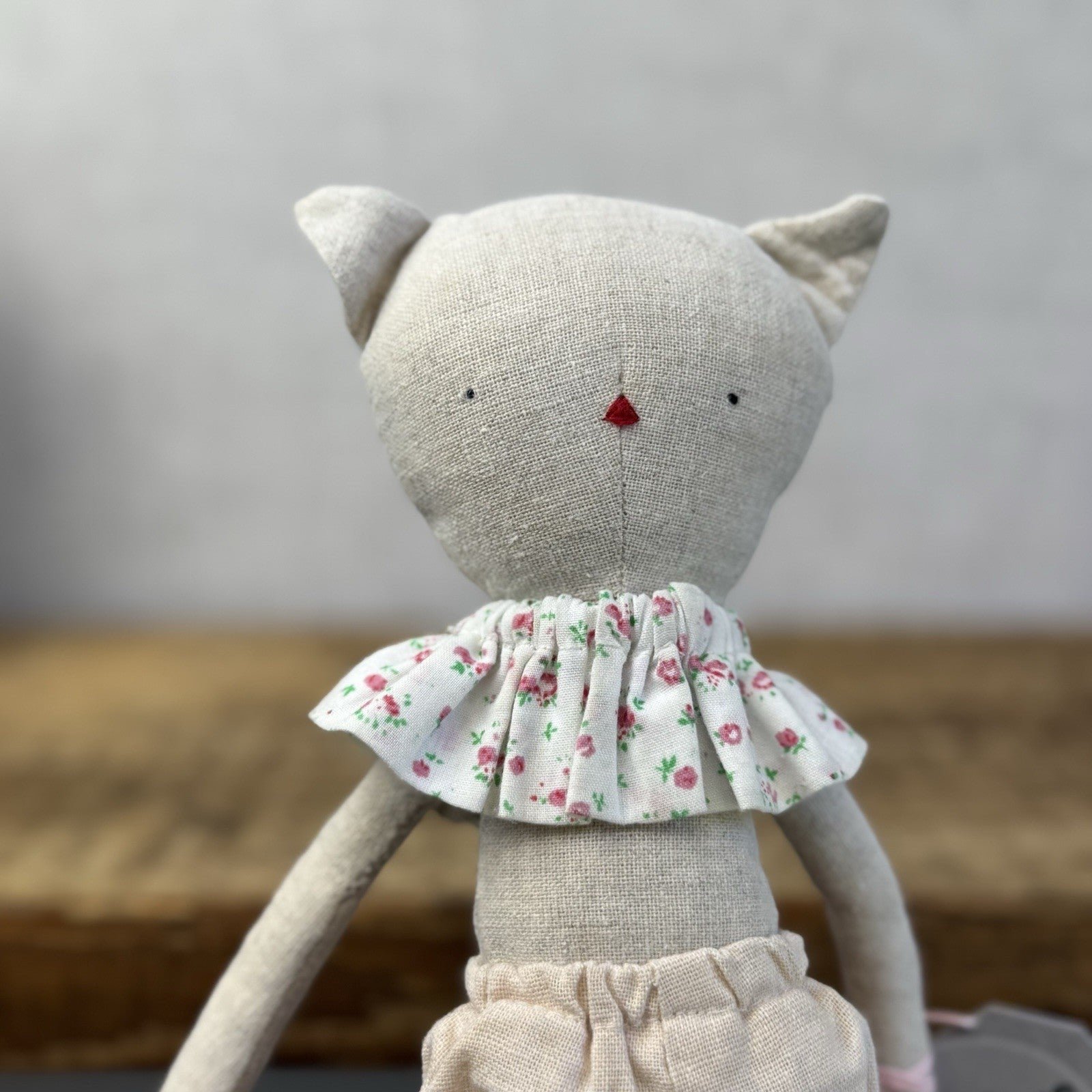 Mini Pickles Kitten - Small Linen Kitten In Shorts & Frilly Neck Piece 9"