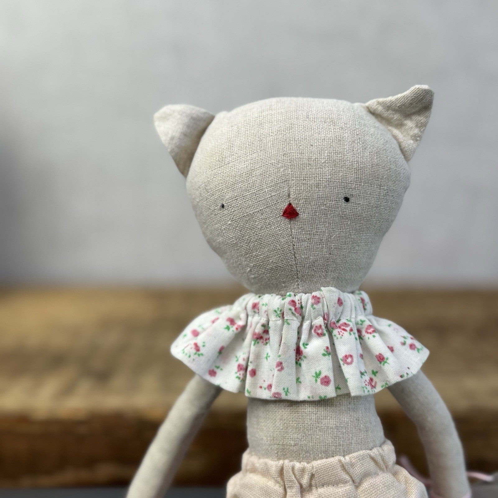 Mini Pickles Kitten - Small Linen Kitten In Shorts & Frilly Neck Piece 9"