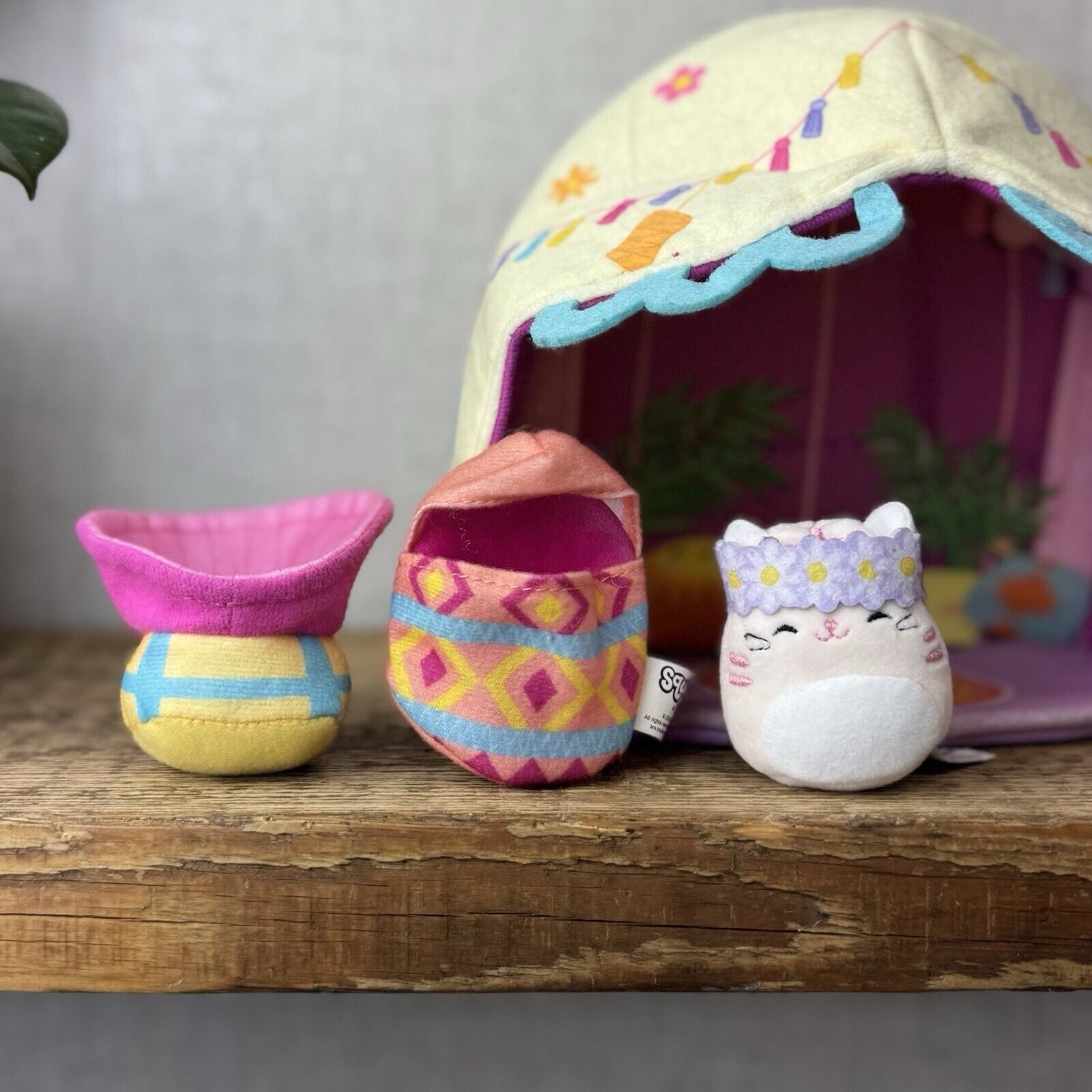 Squishmallow Squishville Deluxe Glamping/Camping Play Scene - Paulita Pink Cat