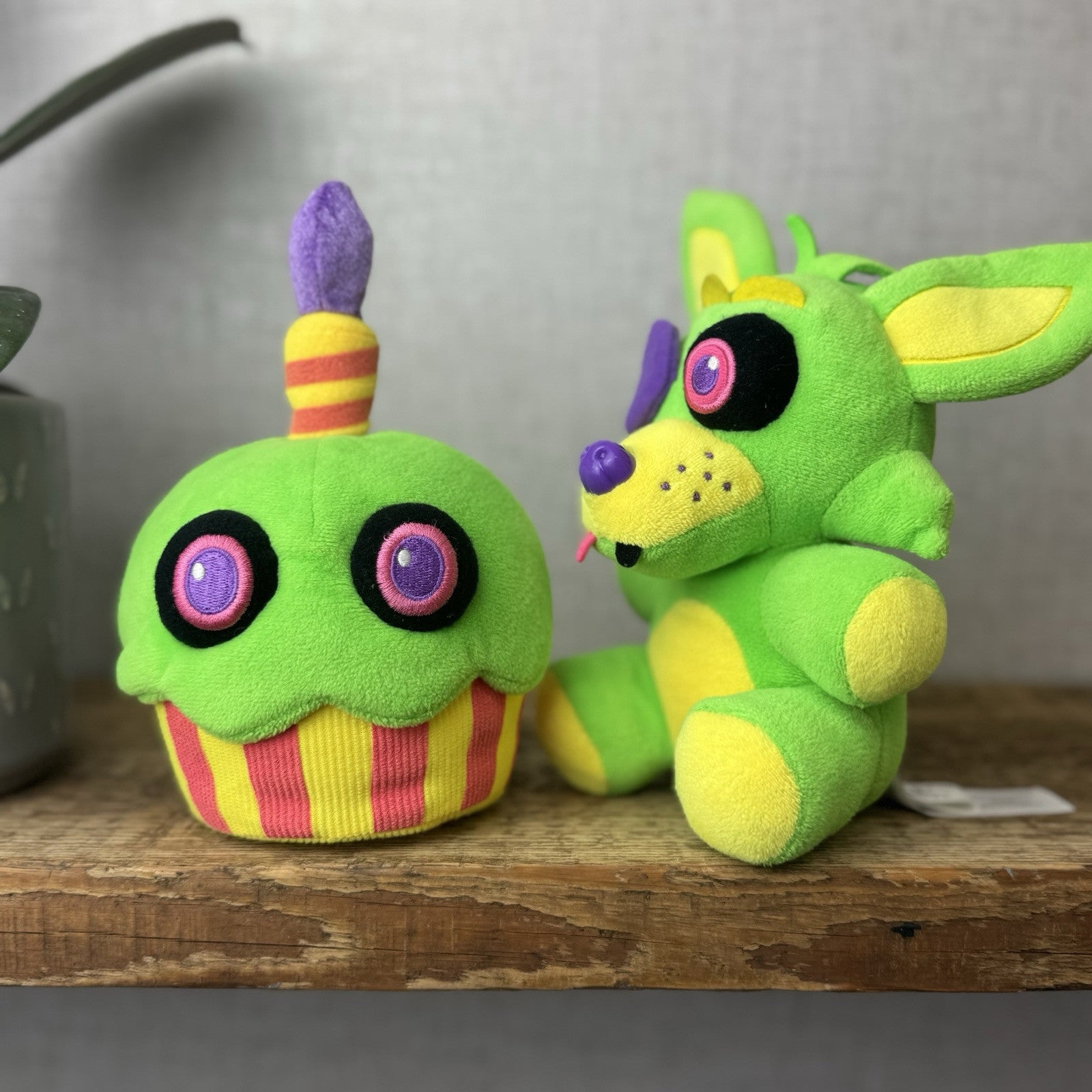 Official Five Nights at Freddys Funko Foxy & Cupcake Neon Green BlackLight 2017